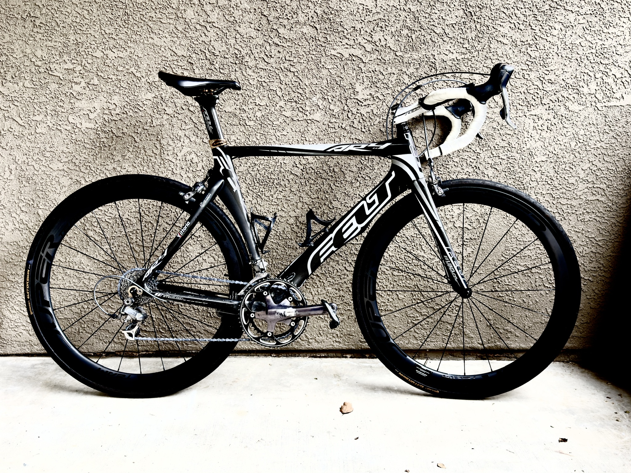 Felt AR4 carbon road bicycle leaning against a stucco wall in Southern California